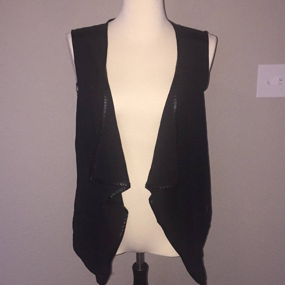 BKE BOUTIQUE SIZE MEDIUM VEST